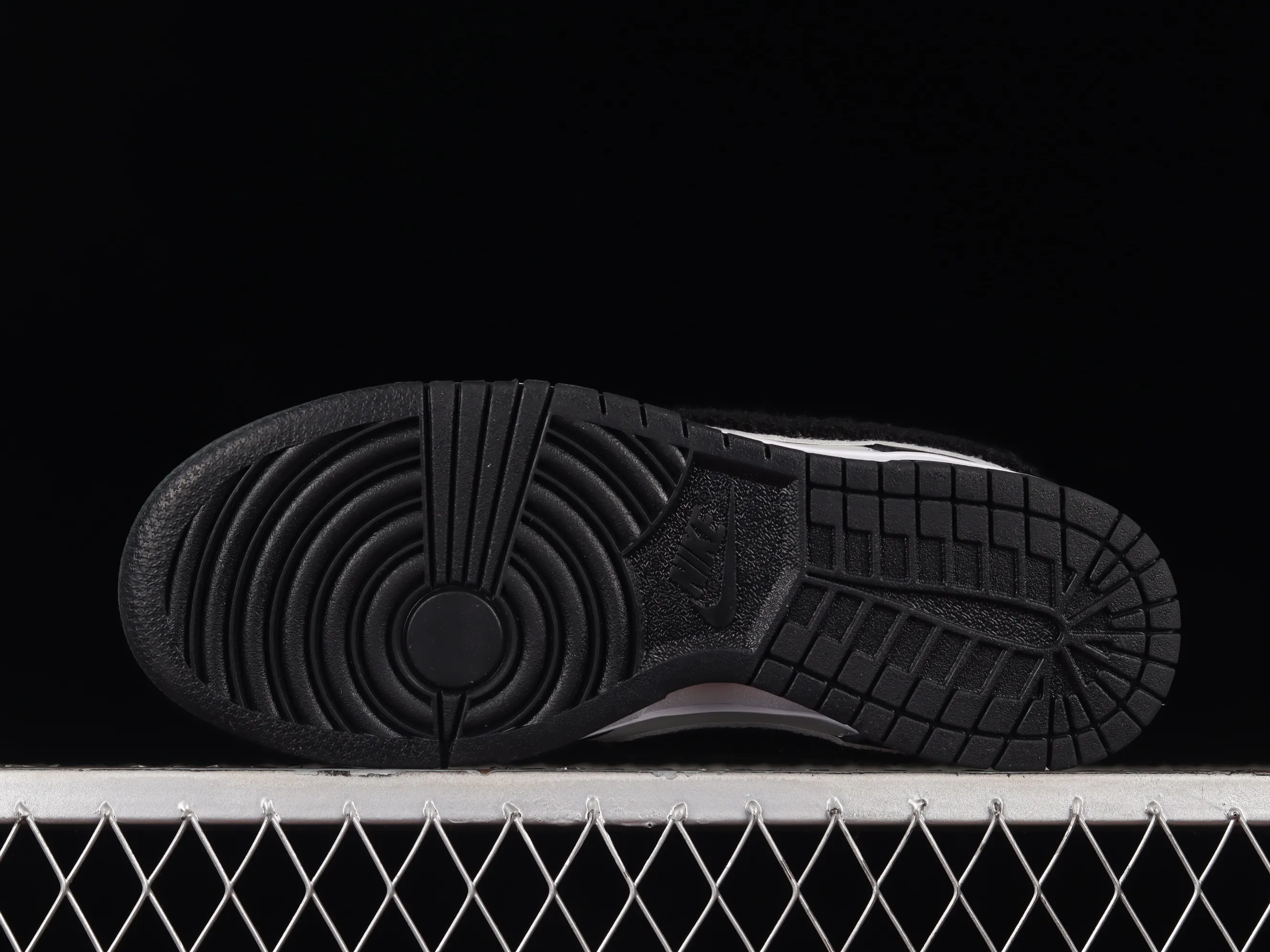 All Categories Nk SB Dunk Series Nk SB Dunk Low Low-top sneakers Cost-effective version Nk Dunk Low "Chenille" plush black hook SB low-top sports and leisure sneakers DQ7683-001